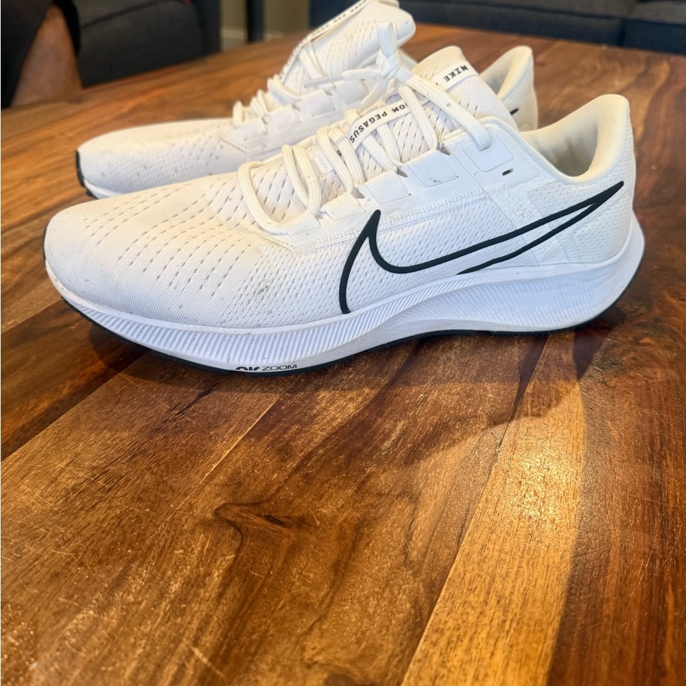 Nike Men's size 12 air pegasus 38 White and Black Athletic Shoes